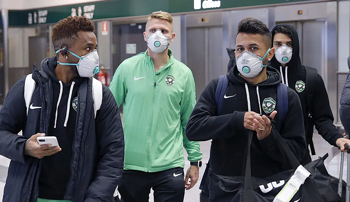Para pemain Ludogorets mengenakan masker saat tiba di bandara Malpensa di Milan, Italia (26/2/2020). Wabah virus corona COVID-19 yang melanda Italia, membuat pemain Ludogorets mengenakan masker jelang bertanding melawan Inter Milan pada leg kedua babak 32 besar Liga Europa. (Ludogorets FC via AP)
