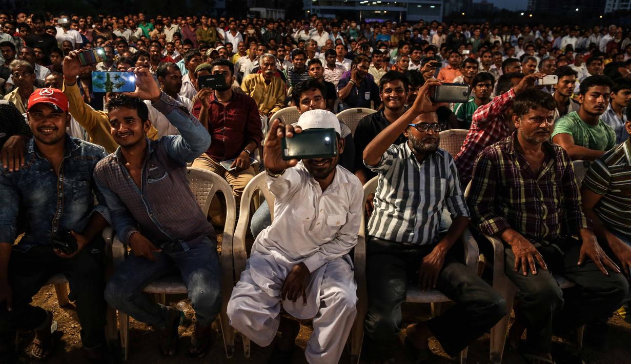 Antusias warga menonton Indian traditional wrestling competition atau Kushti di Arena Akhara, Mumbai, India, 20 Maret 2016. Olahraga tradisional ini terus dilestarikan sebagai bagian dari budaya. (EPA/Divyakant Solanki)