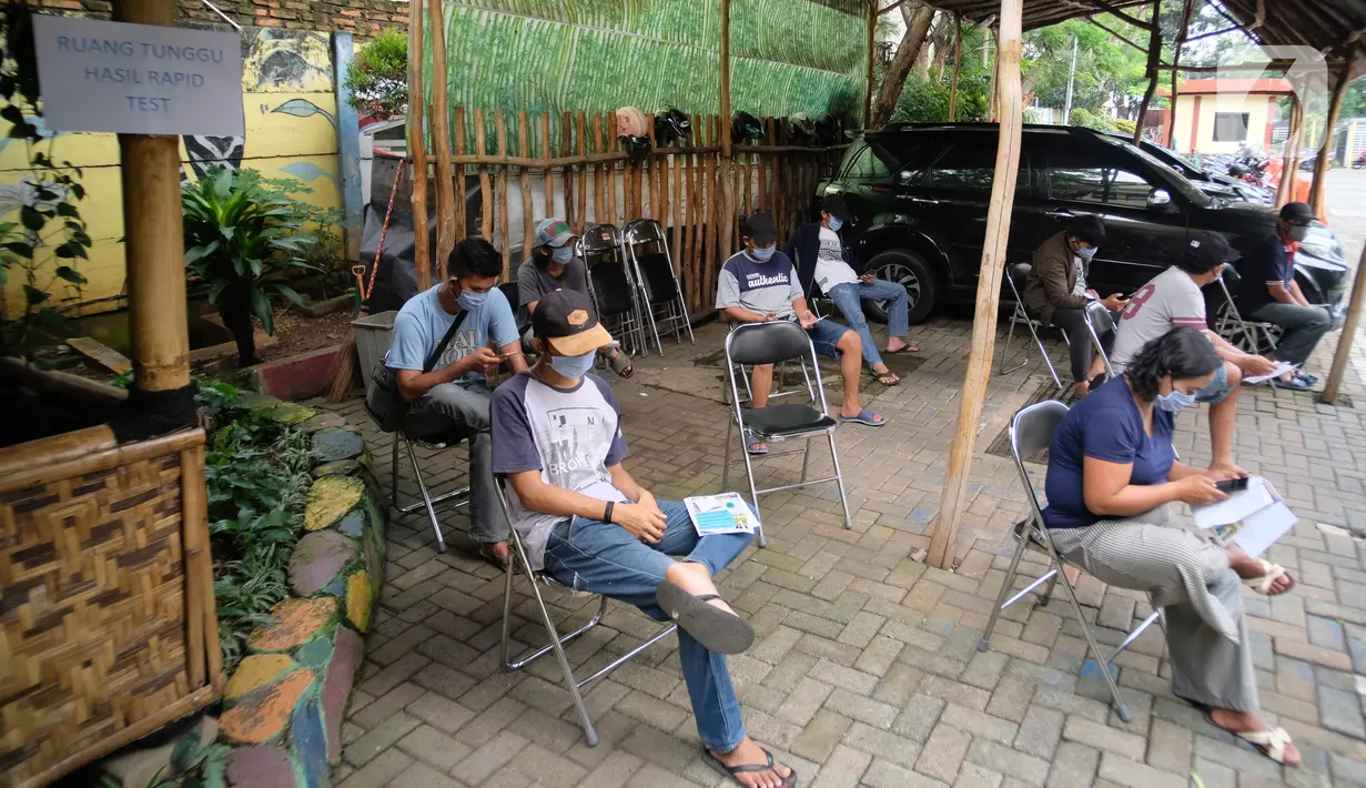 Warga menunggu giliran pemeriksaan cepat COVID-19 (Rapid Test) bagi pelanggar PSBB di Kantor Kecamatan Karawaci, Kota Tangerang, Kamis (14/5/2020). Pemkot Tangerang  melakukan rapid test kepada warga yang melanggar penerapan PSBB seperti tidak menggunakan masker. (Liputan6.com/Angga Yuniar)