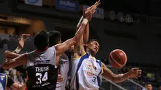 Pebasket Satria Muda, Kevin Sitorus (kanan) berebut bola dengan pebasket Aspac Jakarta, Thoyib Isman pada laga Perbasi Cup 2017 di Sports Mall, Kelapa Gading, Jakarta, (09/11/2017). Satria Muda menang 86-79. (Bola.com/Nick Hanoatubun)