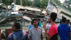 Warga mengamati sebuah bangunan yang roboh menyusul gempa 6,4 SR di Kabupaten Pidie Jaya, Aceh, Rabu (7/12). Sejumlah bangunan di Kabupaten Pidie Jaya rusak akibat gempa yang tak berpotensi tsunami tersebut. (Zian Muttaqien/AFP)