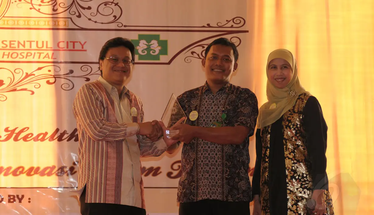 Pemberian penghargaan kepada dokter, perawat dan karyawan mewarnai hari jadi ke-1 Rumah Sakit Pertamedika Sentul City (RSPSC), Selasa (28/10/2014). Tampak, Sahrul Mugofar (tengah) terpilih sebagai employee of the year 2014 RSPSC. (Liputan6.com/Helmi Fithr