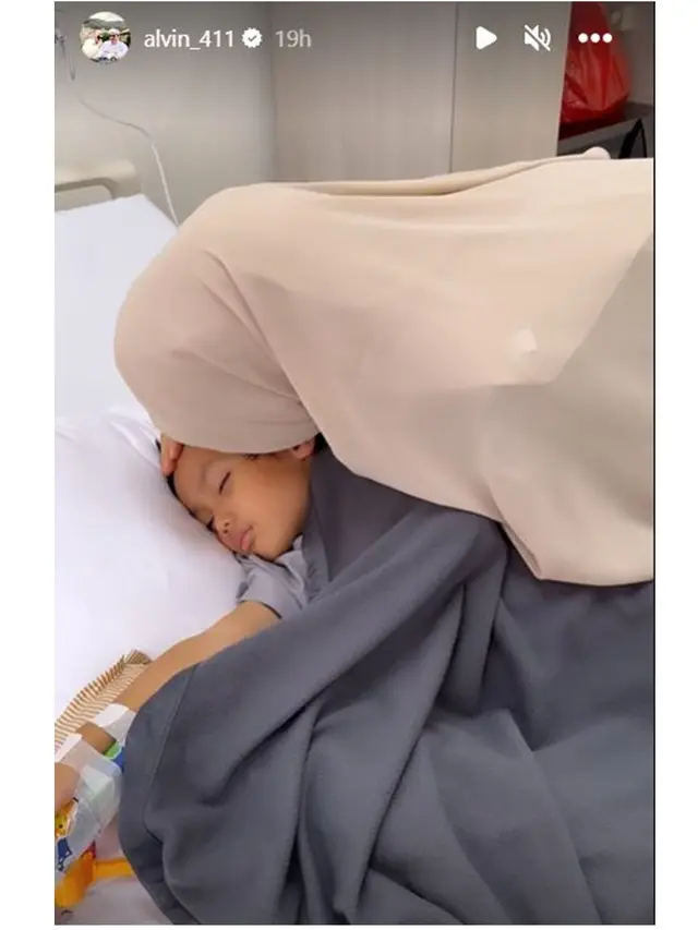 6 Potret Yusuf Anak Larissa Chou Dirawat di Rumah Sakit, Dijenguk Alvin Faiz