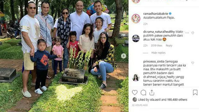 Nia Ramadhani Kunjungi Makam Ayahnya