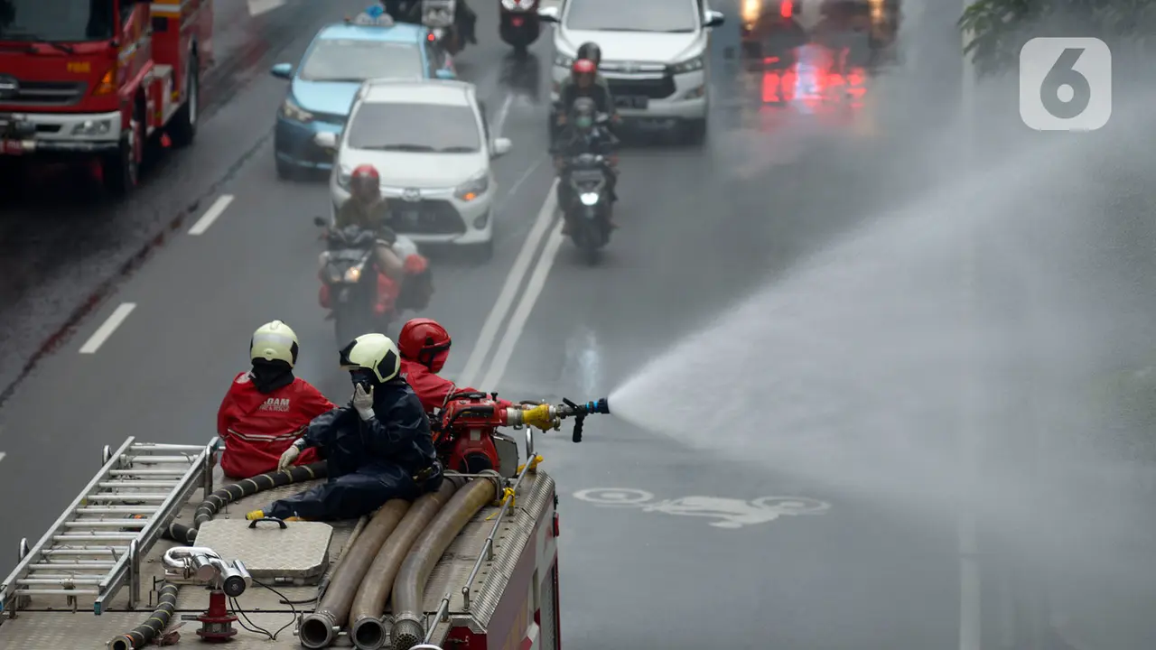 Mobil Damkar Dikerahkan Semprot Disinfektan di Jalan Protokol Jakarta