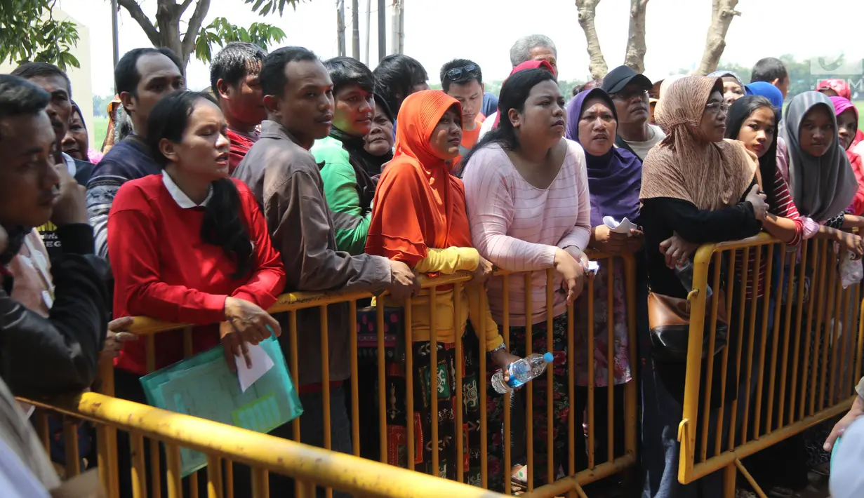 Warga mengantre mendaftarkan diri untuk menjadi pemilik rumah DP 0 Rupiah di Pesona Rorotan, Cilincing, Jakarta Utara, Jumat (2/3). Hal tersebut karena belum ada kesepakatan antara Pemprov DKI Jakarta dan PT Nusa Kirana. (Liputan6.com/Arya Manggala)