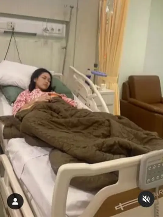 Bersyukur Ayu Ting Ting, bisa tertidur pulas saat menjalani perawatan. Sayangnya, hingga kini belum diketahui sakit yang dideritanya. (Foto: Instagram/@mom_ayting92_)