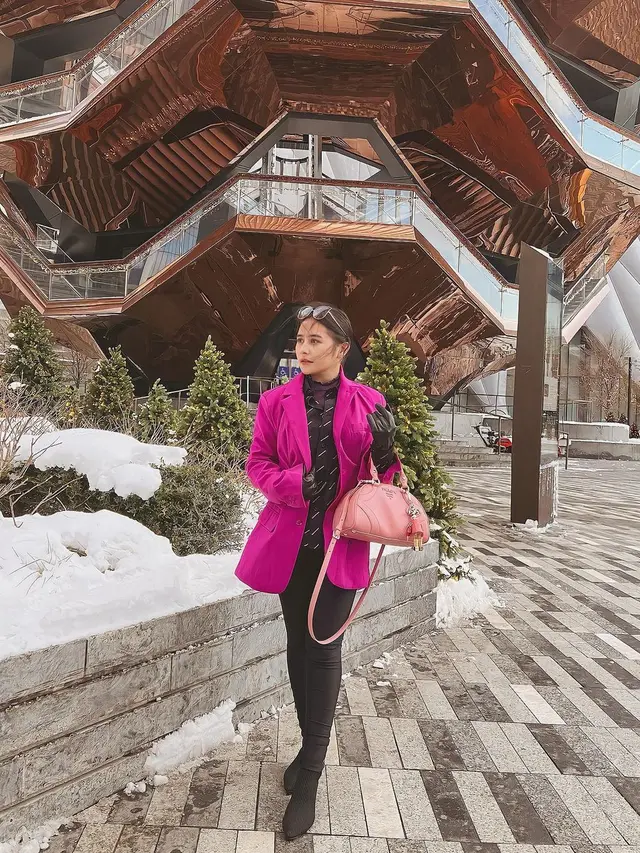 Jadi Dosen Praktisi, Ini 7 Potret Prilly Latuconsina dengan Busana Semi Formal