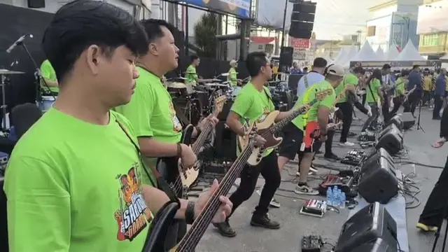 Panggung besar yang diberi tajuk Saburai Grand Jam menyuguhkan penampilan kolaboratif dari 35 musisi Lampung, yang memainkan musik secara serentak. Foto : (Istimewa).