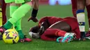 Pemain AS Roma Tammy Abraham terbaring di lapangan setelah cedera saat melawan Verona pada pertandingan sepak bola Liga Italia di Stadion Olimpiade Roma, Italia, 19 Februari 2023. AS Roma mengalahkan Verona dengan skor 1-0. (AP Photo/Andrew Medichini)
