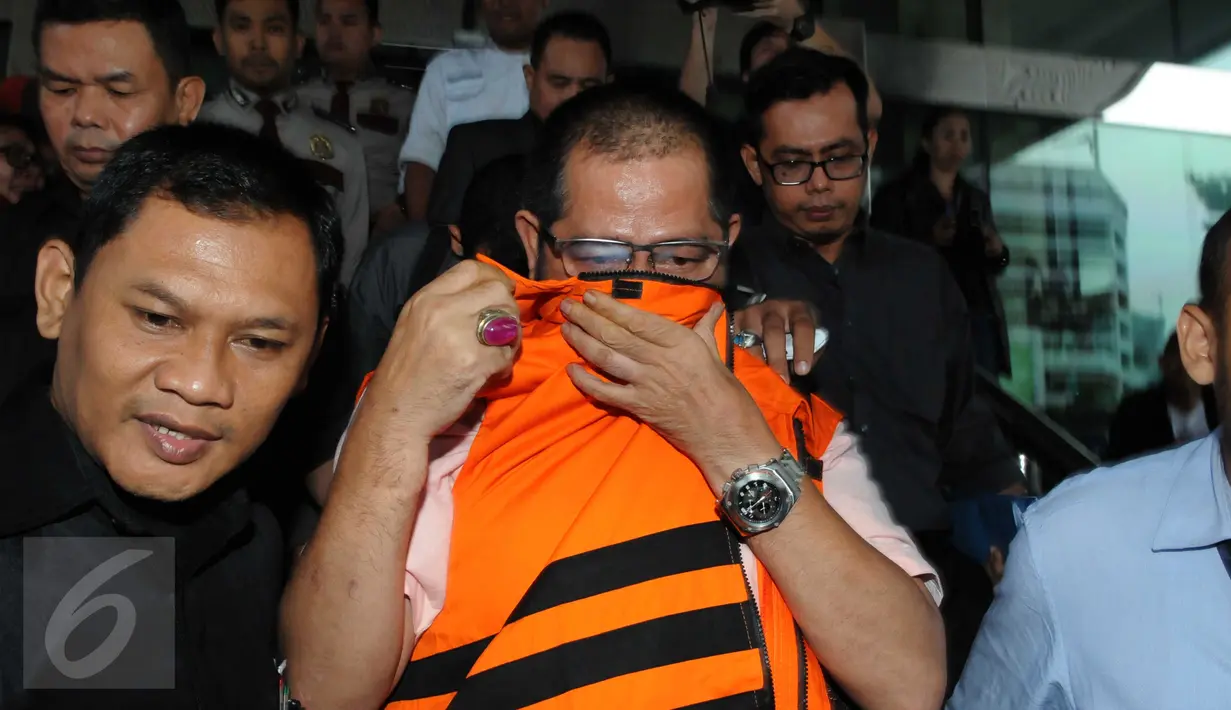 Pimpinan DPRD Muba, Darwin AH usai menjalani pemeriksaan KPK, Jakarta, Selasa (15/12/2015). Darwin diperiksa terkait kasus dugaan suap LKPJ 2014 Bupati Muba, Pahri Azhari dan pengesahan APBD 2015 Kabupaten Muba. (Liputan6.com/Helmi Afandi)