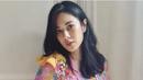 Mengenakan kebaya modern seperti Dian Sastro pun bisa membuatmu tampil beda saat valentine. Cukup kenakan bawahan denim agar tidak terlalu formal. (@therealdisastr)