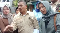 Winarno Jati, juru bicara perwakilan warga RW 08 Kelurahan Sekejati memberikan keterangan kepada wartawan. (Liputan6.com/Huyogo Simbolon)