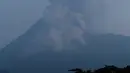 Gunung Merapi menyemburkan asap dan abu vulkanis terlihat dari Sleman, Yogyakarta, Selasa (3/3/2020). Gunung Merapi meletus pada pukul 05.22 WIB dengan tinggi kolom 6.000 meter , status waspada (level II). (RANTO KRESEK / AFP)