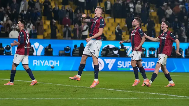 Para pemain Bologna merayakan kemenangan