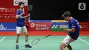 Pebulutangkis Indonesia, Kevin Sanjaya Sukamulio/Marcus Fernaldi Gideon merayakan kemenangan usai melawan Hendra Setiawan/Mohammad Ahsan pada final ganda putra Indonesia Masters 2020 di Istora GBK, Jakarta, MInggu (19/1/2020). Kevin/Markus unggul 21-15 21-16. (Liputan6.com/Helmi Fithriansyah)