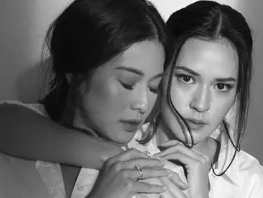 Raisa, yang dikenal sebagai istri Hamish Daud, tampil lembut dengan ekspresi penuh emosi. Sementara itu, Dian Sastro memperlihatkan tatapan tajam yang kuat, memancarkan pesona awet muda yang memesona. Detail gaya pemotretan mereka mencuri perhatian dengan sentuhan minimalis nan elegan. (Liputan6.com/Tiktok/@penggemarnicsap)