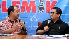 Wakil Ketua DPR RI, Fadli Zon (kanan) saat berdiskusi dengan ahli hukum TemanAhok, Andi P Syafrani di Jakarta, Sabtu (18/6). Diskusi mengangkat tema Mencari Sumber yang Waras. (Liputan6.com/Helmi Fithriansyah)