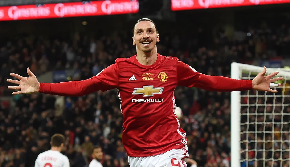 Striker Manchester United,  Zlatan Ibrahimovic, melakukan selebrasi usai mencetak gol ke gawang  Southampton  pada partai final Piala Liga Inggris, di Wembley, Minggu(26/2/2017). Ibrahimovic resmi kembali perkuat Manchester United. (EPA/Andy Rain)