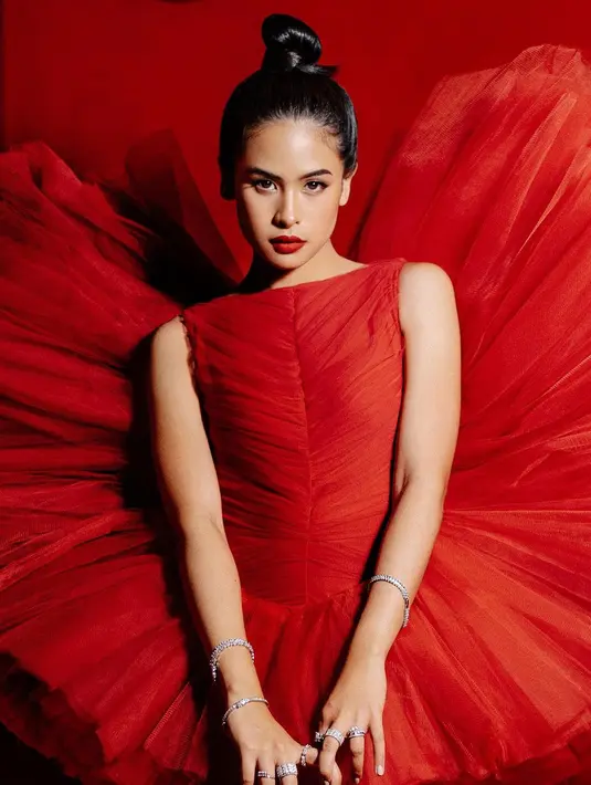 Pesona luar biasa Maudy Ayunda dalam photoshoot mengenakan gaun merah, latar merah, dan pulasan lipstik merah yang serasi. [Foto: Instagram/maudyayunda]