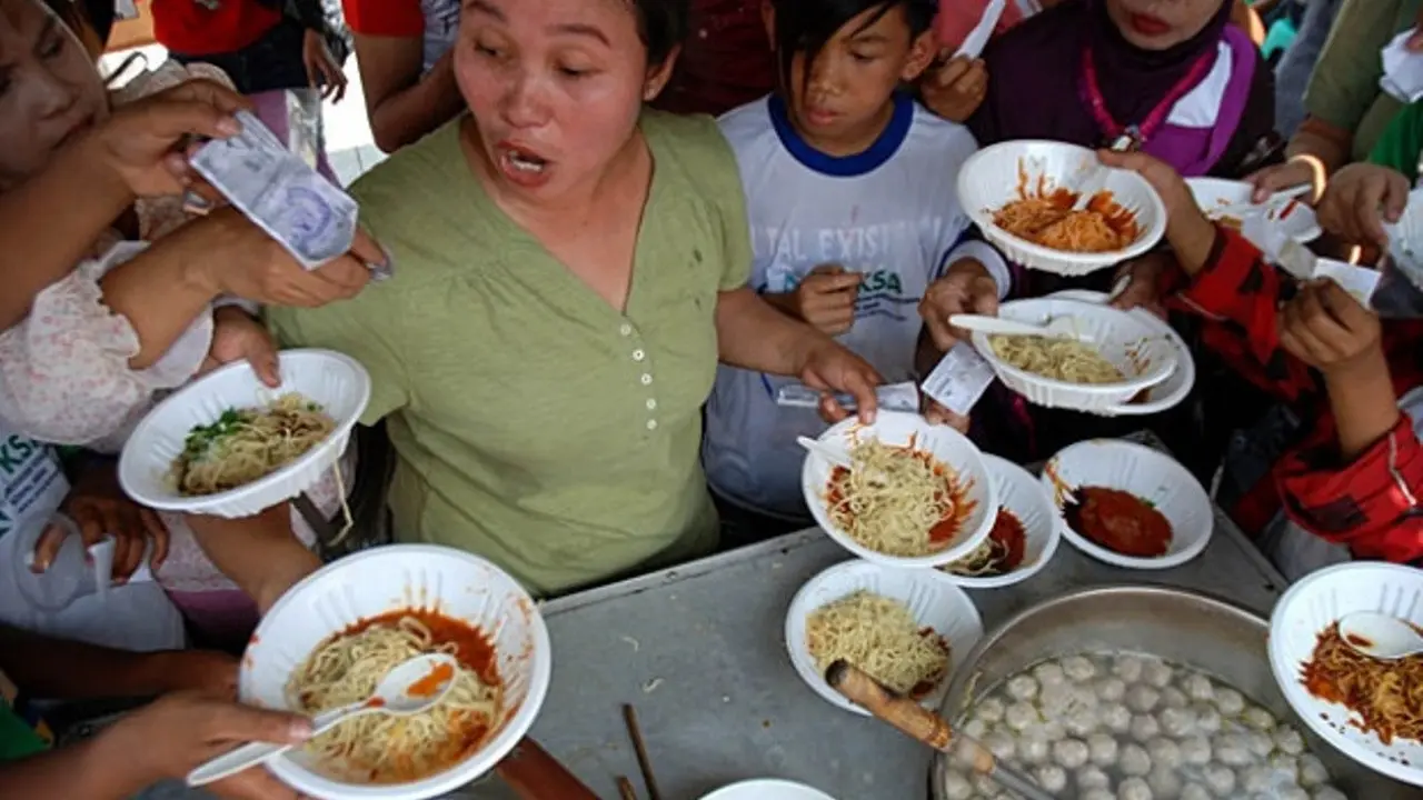 [Bintang] 5 Keisengan Orang-orang Saat Makan di Restoran, Kamu Bukan Nih?