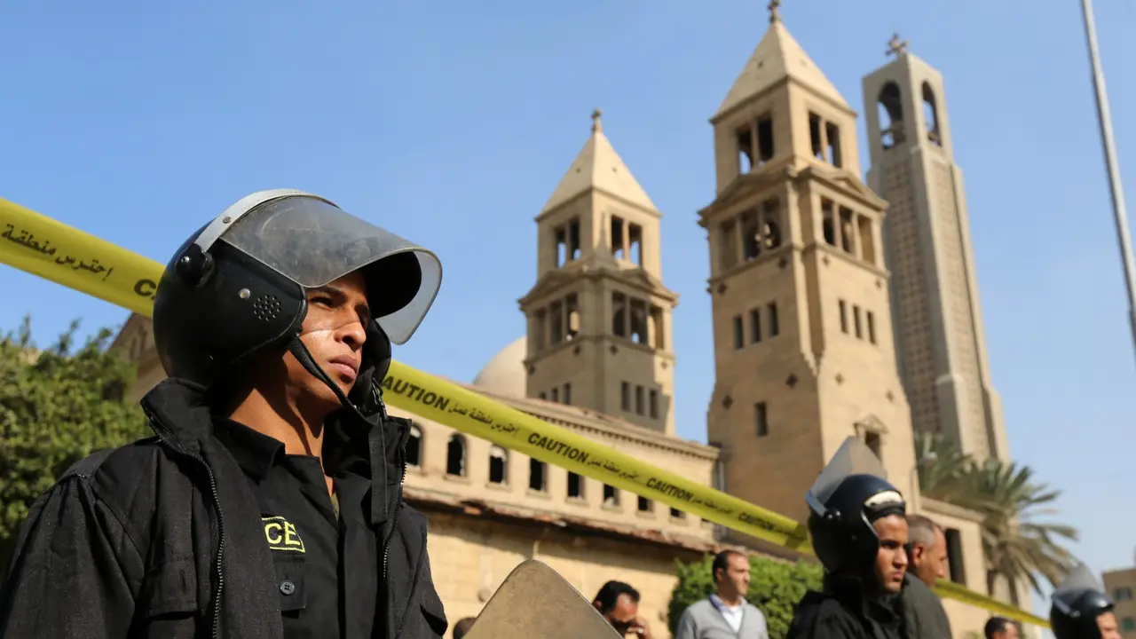 Polisi mengamankan area di sekitar kompleks Katedral Ortodoks Koptik