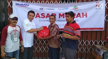 Kepala Bagian Humas PT Askrindo Eko Sudiantono secara simbolis memberikan paket sembako dalam rangka Program BUMN Hadir Untuk Negeri di Kalimantan Barat, Sabtu (17/8/2019). PT Askrindo, Perindo dan PTPN XIII menggelar pasar murah dengan menjual 1.000 paket sembako. (Liputan6.com/HO/Iqbal)