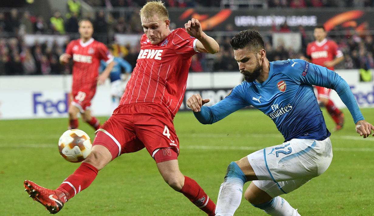 Pemain FC Cologne, Frederik Sorensen menghalangi tembakan pemain Arsenal, Olivier Giroud pada laga grup H Liga Europa di Rhein  Energie Stadium, Cologne, (23/11/2017). Arsenal kalah 0-1. (AP/Martin Meissner)