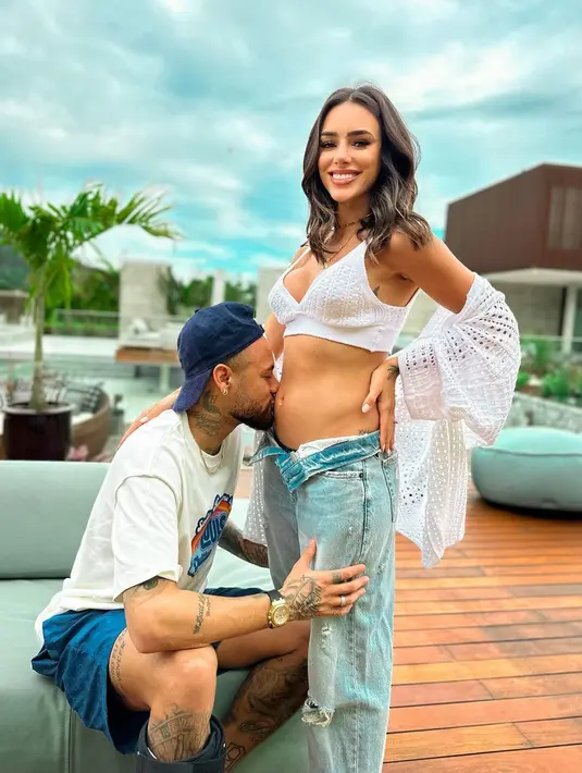 Bintang PSG itu diduga mendua dengan influencer bernama Fernanda Campos.  [Foto: IG/brunabiancardi/neymarjr].