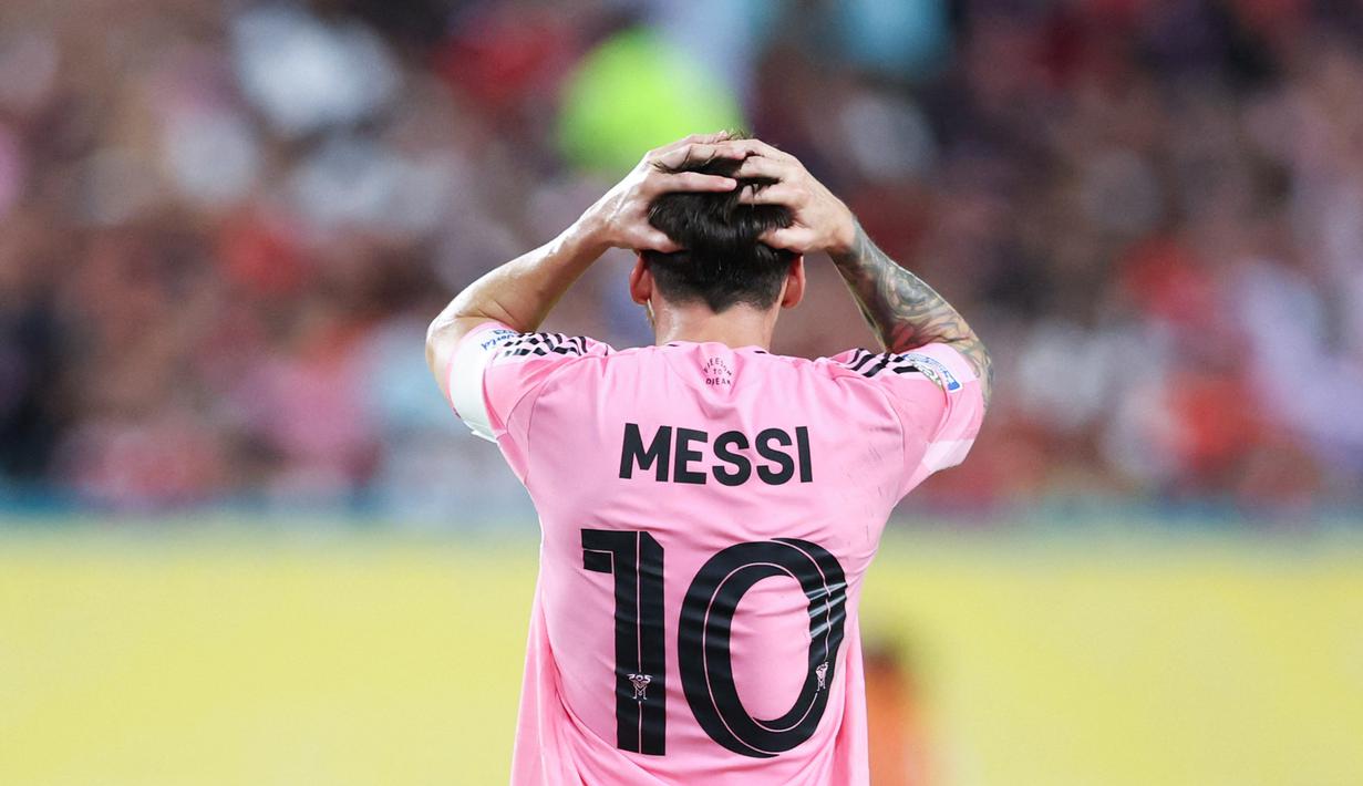 Pemain Inter Miami, Lionel Messi, tampak kecewa setelah gagal mencetak gol ke gawang Al Ahly pada pertandingan pembuka Grup A Piala Dunia Antarklub 2025 di Hard Rock Stadium pada Minggu (15/6/2025). (AFP/Photo by Megan Briggs)