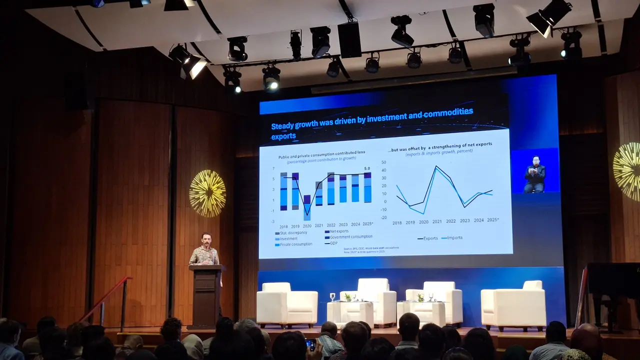Lead Economist Bank Dunia untuk Indonesia dan Timor-Leste, David Knight saat peluncuran laporan Indonesia Economic Prospect (IEP) Desember 2025, di Jakarta, Selasa (16/12/2025). (Foto: Liputan6.com/Arief RH)