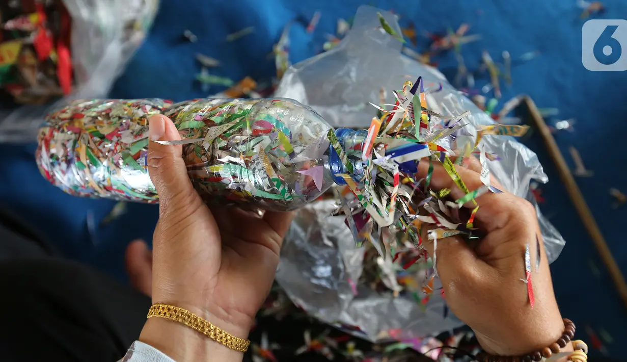 Warga penggiat bank sampah mengolah kerajinan 'eco brick' dari limbah sampah kemasan plastik dan botol di Pulau Harapan, Kabupaten Kepulauan Seribu Jakarta, Sabtu (22/5/2021). Kegiatan untuk mengurangi volume sampah plastik di pulau sebagai upaya pelestarian lingkungan. (Liputan6.com/Fery Pradolo)