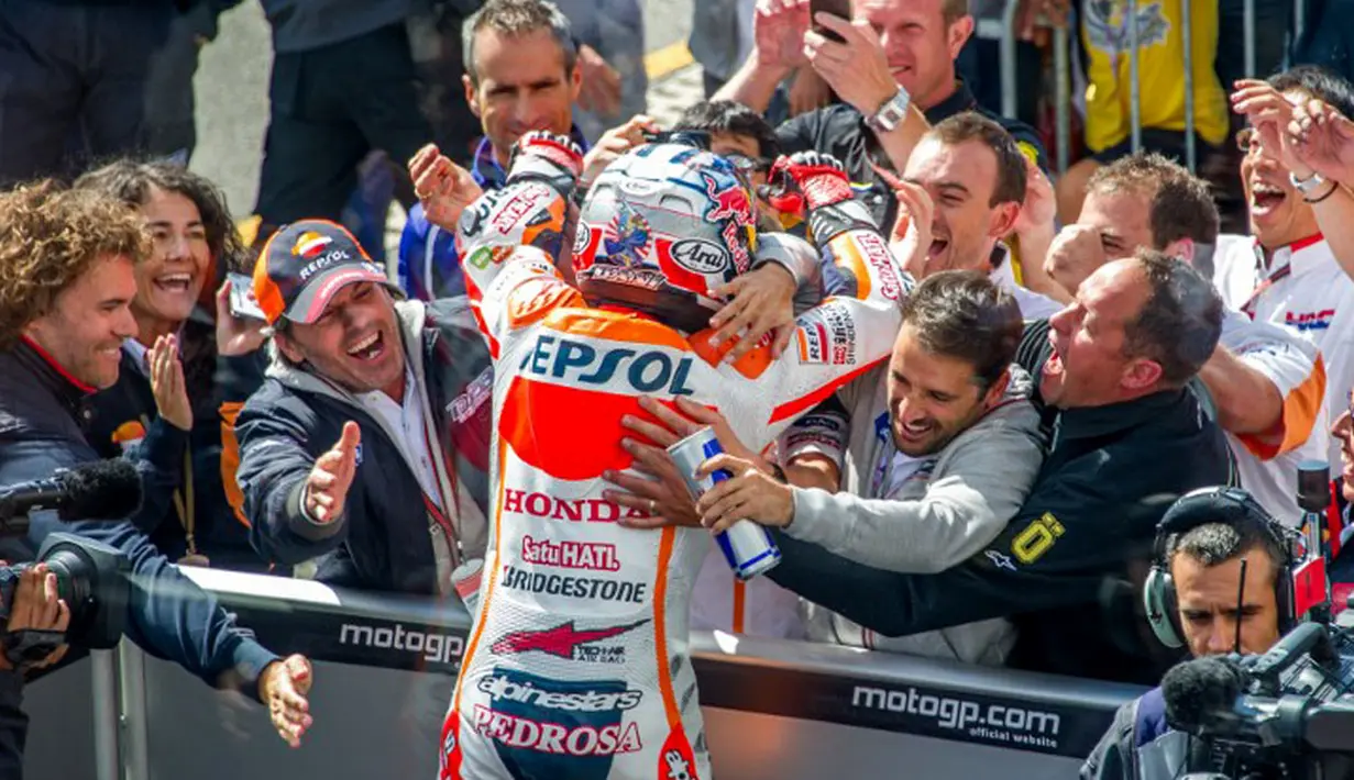 Usai memenangi balapan di Sirkuit Brno, Ceko, (17/8/2014), Dani Pedrosa, langsung disambut kru tim Repsol Honda. (AFP PHOTO/Joe Klamar)