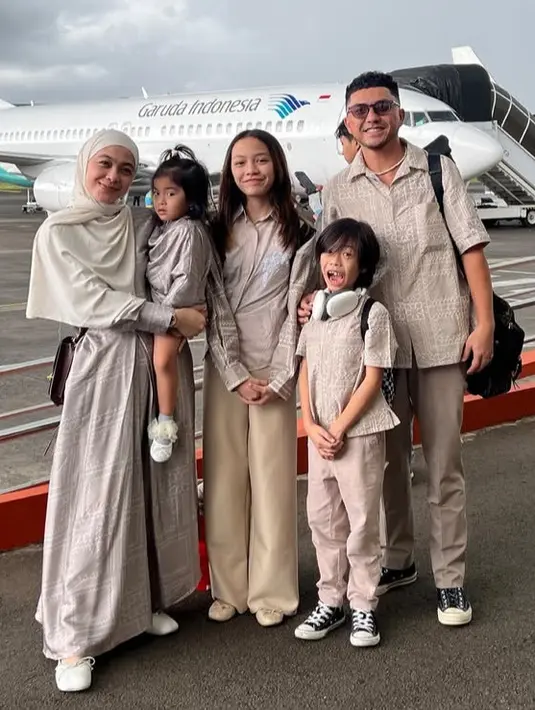 Omesh dan istrinya, Dian Ayu mengajak ketiga anaknya mudik ke Surabaya. Mereka pun kompak mengenakan busana bernuansa earth tone. [@omeshomesh]