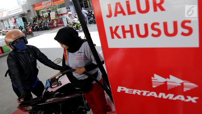 Petugas mengisi BBM ke kendaraan konsumen di SPBU Abdul Muis, Jakarta, Senin (2/7). (Liputan6.com/Johan Tallo)