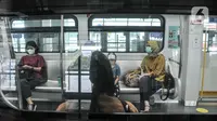 Penumpang saat menaiki LRT di Stasiun Velodrome, Rawamangun, Jakarta Timur, Kamis (24/3/2022). Pemprov mengusulkan kepada DPRD DKI Jakarta terkait penetapan tarif integrasi transportasi Transjakarta, MRT dan LRT Jakarta sebesar Rp 10.000 (merdeka.com/Iqbal S Nugroho)