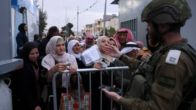Antrean Warga Palestina di Pos Pemeriksaan Perbatasan Betlehem