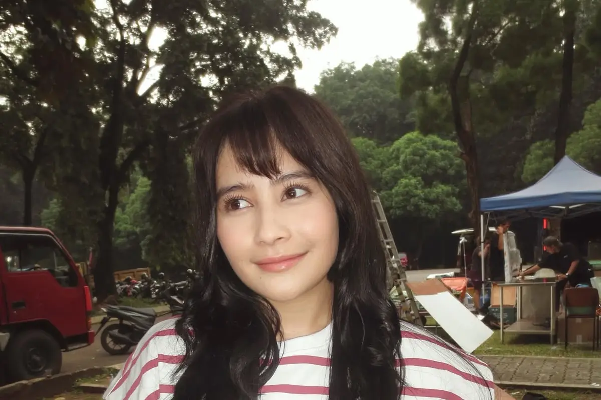 Prilly Latuconsina Tampil dengan Gaya Rambut Berponi, Bikin Nostalgia Fans ke Masa-masa ABG