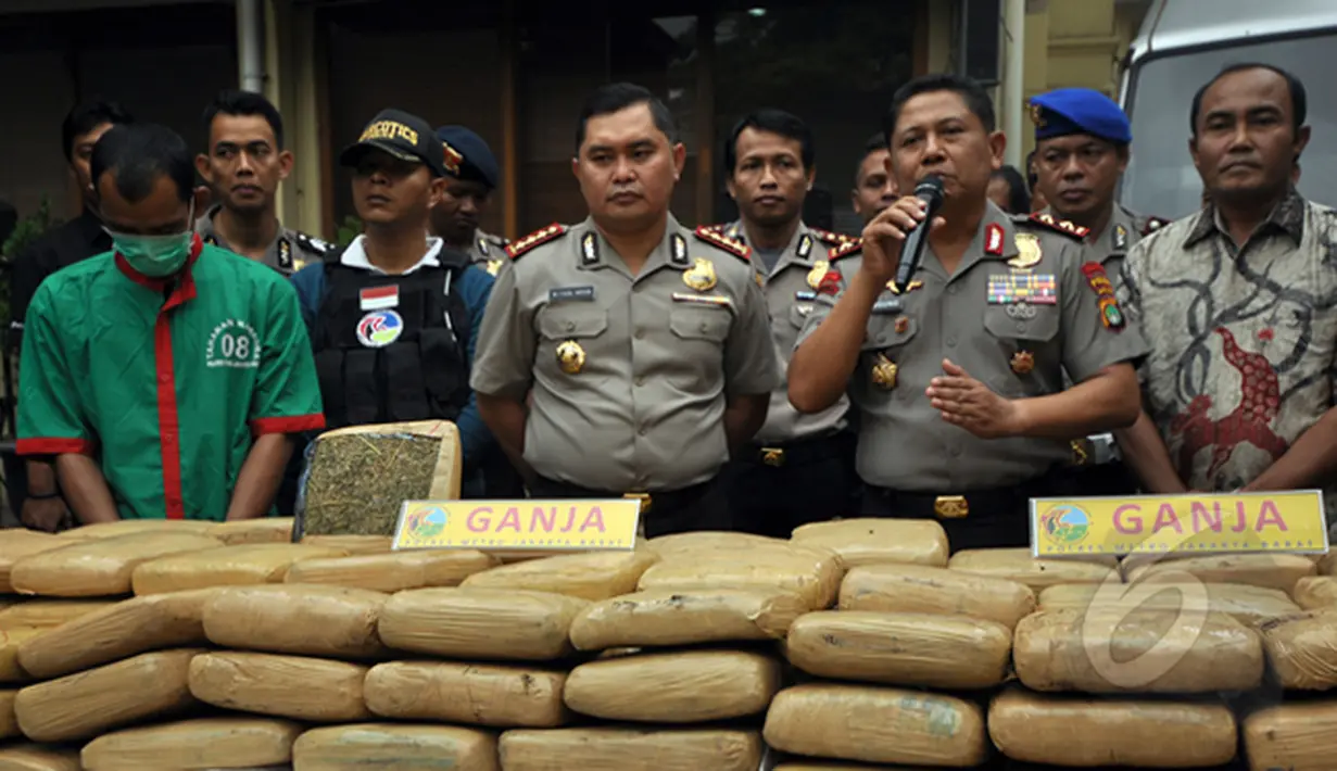 Petugas kepolisian saat memberikan keterangan pada wartawan di Polres Jakarta Barat, Jumat (13/2/2015). Satuan Narkoba Polres Metro Jakarta Barat berhasil mengungkap jaringan peredaran ganja lintas Sumatera ke Jakarta. (Liputan6.com/Faizal Fanani)