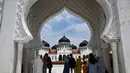 <p>Masjid Raya Baiturrahman merupakan simbol agama, budaya, dan perjuangan masyarakat Aceh. (AFP/CHAIDEER MAHYUDDIN)</p>