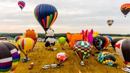 Pemandangan sejumlah balon udara pada New Jersey Lottery Festival of Ballooning di Bandara Solberg, Readington, New Jersey, Amerika Serikat, 29 Juli 2022. Festival yang berlangsung hingga 31 Juli ini akan menampilkan sebanyak 100 balon. (AP Photo/Julia Nikhinson)