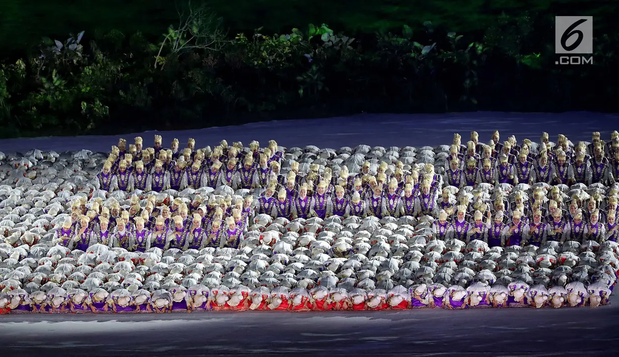 Para penari menampilkan tari Ratoeh Jaroe dari Aceh pada pembukaan Asian Games 2018 di Stadion Gelora Bung Karno, Jakarta, (18/8). Indonesia menyambut kedatangan dunia di Tanah Air dengan tarian khas Aceh arahan Denny Malik. (Liputan6.com/ Fery Pradolo)