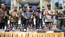 Direktur Jenderal Bea Cukai Heru Pambudi beserta jajaran menunjukkan barang bukti rokok dan minuman keras ilegal saat pemusnahan di Kantor Bea Cukai Marunda, Jakarta, Selasa (2/10). (Merdeka.com/Iqbal Nugroho)