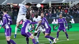 Bermain di Stadio Artemio Franchi, Inter Milan langsung tancap gas. Belum genap sastu menit laga berjalan, Inter berhasil membuka keunggulan atas Fiorentina melalui tandukan kepala Pio Esposito. (AFP/Tiziana Fabi)