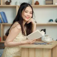 Ilustrasi perempuan tampil cantik dengan lip tint favorit. (c) Liufuyu/Depositphotos