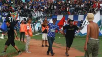 Yuli Sumpil saat berada di Stadion Gajayana, Malang, Selasa (20/11/2018). (Bola.com/Iwan Setiawan)