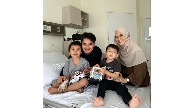 6 Potret Yusuf Anak Larissa Chou Dirawat di Rumah Sakit, Dijenguk Alvin Faiz