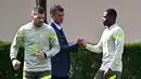 Direktur Teknik AC Milan, Paolo Maldini menyapa Pierre Kalulu (kanan) saat memantau langsung latihan jelang pertandingan leg pertama perempat final Liga Champions 2022/2023 antara AC Milan melawan Napoli yang berlangsung di Milanello training center, Carnago, Milan, Selasa (11/4/2023). (AFP/Gabriel Bouys)