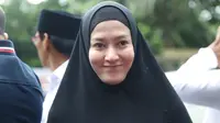 Lyra Virna memmpunyai bisnis baju muslim dengan harga yang terjangkau. Bisnisnya itu diberi namma Syar'i. (Nurwahyunan/Bintang.com)