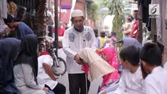 Seorang kakek tunanetra miskin sehari-hari bekerja sebagai penghancur batu. Di tengah keterbatasannya ia menjadi bapak asuh bagi ratusan anak yatim di sekitar tempat tinggalnya.